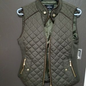 Army green quilted vest nwot